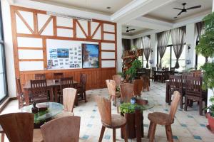 鹽寮村的住宿－海明蔚，餐厅设有桌椅,墙上有菜单