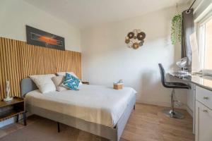 Habitación pequeña con cama y escritorio. en Ch privée 14m - Netflix - Wifi - Appart' 120m, en Woippy