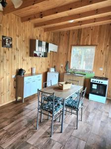 cocina con mesa y sillas en una habitación en Cabañas Entre copihues, en Osorno