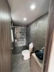 a small bathroom with a toilet and a shower at Hermoso apartamento 501 Ibagué in Ibagué