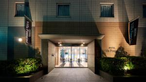 un bâtiment avec un couloir menant à une porte dans l'établissement Hotel Villa Fontaine Tokyo-Nihombashi Hakozaki, à Tokyo