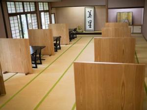 pusty pokój ze stołami i krzesłami w budynku w obiekcie Wafu Ryokan Misato w mieście Minamioguni