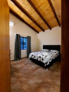 a bedroom with a bed and a window at Resort Sport in Independencia