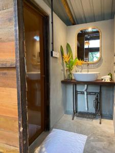 Kebun Lisdtari farmstay في آيْر هانغا: حمام مع حوض ومرآة