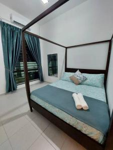 - une chambre avec un lit et 2 oreillers dans l'établissement D'has Homestay Kuantan, à Kampong Baharu