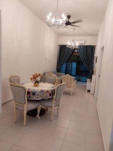 - une salle à manger avec une table et des chaises dans l'établissement D'has Homestay Kuantan, à Kampong Baharu