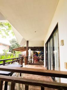 een balkon van een huis met een houten bank bij Flo Island Home in General Luna