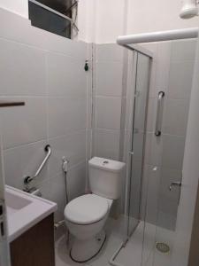 La salle de bains est pourvue de toilettes et d'une douche en verre. dans l'établissement Loft Aconchegante no Centro de Niterói!!, à Niterói
