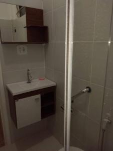 y baño con ducha y lavamanos. en Loft Aconchegante no Centro de Niterói!!, en Niterói