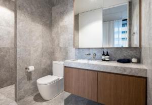 Ένα μπάνιο στο Alfred & Turner Apartments, Luxury 2 Bedroom Condos in the heart of the Valley +20 φωτογραφίες