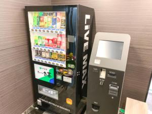 a video game vending machine next to a wall at HOTEL LiVEMAX Tokyo Kanda EAST in Tokyo