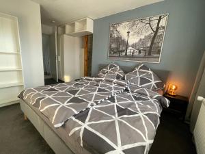 1 dormitorio con 1 cama y una foto en la pared en 5 Sterne Monteurwohnung, Ferienwohnung, mit Wallbox TOP Möbliert, en Greven