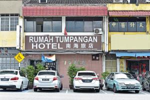 a group of cars parked in front of a hotel at OYO 90806 Rumah Tumpangan Laut Selatan in Johor Bahru