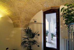 - un couloir avec un plafond doté d'un miroir et d'une plante dans l'établissement B&b Altrov'è, à Parabita