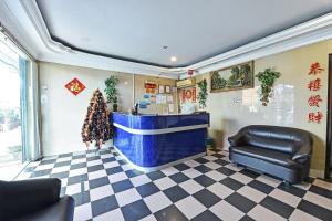 a lobby with a blue counter and a checkered floor at OYO 90806 Rumah Tumpangan Laut Selatan in Johor Bahru