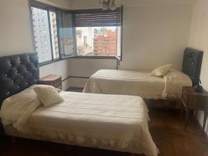 Postel nebo postele na pokoji v ubytování Depto Boulevard Illia