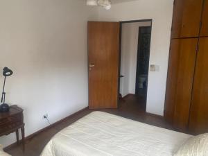 Postel nebo postele na pokoji v ubytování Depto Boulevard Illia