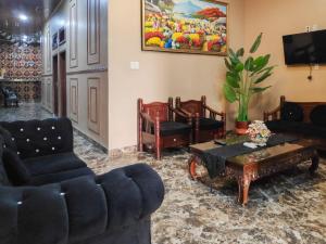 Sala de estar con sofás y mesa de centro en RedDoorz at Perdagangan Simalungun, en Perdagangan-tomuon