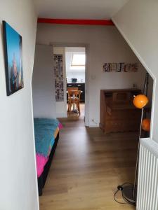 a room with a bed and a dining room at Au trente-neuf in Nevers