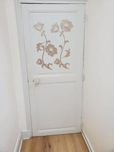 a white door with a flower stencil on it at Au trente-neuf in Nevers