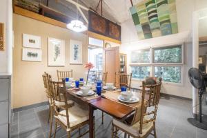 - une salle à manger avec une table et des chaises en bois dans l'établissement Private Nature Retreat w/Brick Oven & Hiking, à Lipa