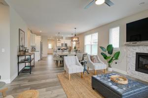 un salon avec un canapé et une cheminée dans l'établissement Queen Tide Cottage, à Ocean Shores