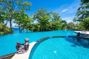 Bazén v ubytování Ban Raya Resort and Spa nebo v jeho okolí