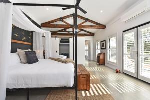 1 dormitorio con 1 cama grande con dosel en Cariad Private Country Hideaway at Mount View - stunning 360d viewss, en Mount View
