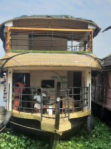 Royal Houseboats的阳台或露台
