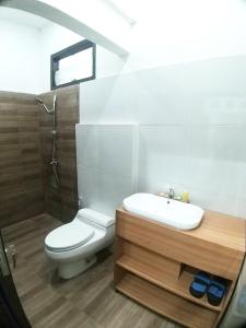 uma casa de banho com um WC e um lavatório em Aipayung Homestay 