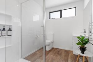 Un baño de Custom designed holiday home, next to Cycleway. 22 fotos más