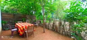 una mesa con sillas y un mantel a rayas. en Sigiri Picaso Home Stay, en Sigiriya