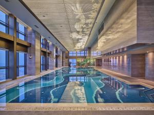 - une grande piscine dans un bâtiment dans l'établissement The Westin Zhongshan Guzhen, à Zhongshan
