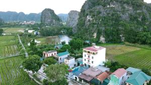 una vista aerea di un villaggio con una montagna di Tam Coc Mountain Flower Homestay a Vũ Lâm