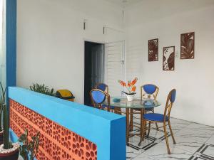 um pátio com uma mesa e cadeiras em RedDoorz Syariah at Naffa Homestay em Sarolangun