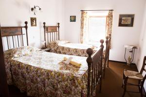 a bedroom with two twin beds and a window at Casale Fornello in Acquapendente