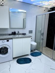 y baño con lavadora y aseo. en Premium Mediterranean Apartment, en Alanya