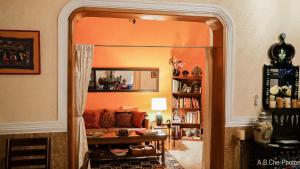 ein Wohnzimmer mit Sofa und Tisch in der Unterkunft Casona Rosa B&B, Morelia in Morelia