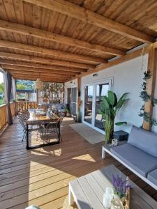 En balkon eller terrasse på Hollers Holiday Homes Haus Mary