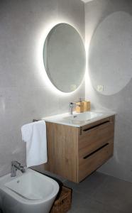 een badkamer met een wastafel en een spiegel bij Vega del Tajo- CON PARKING GRATIS in Toledo