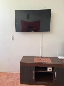 ココにあるMariposa End Unit Loftの白い壁に掛けられた薄型テレビ