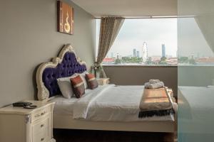 Un dormitorio con una cama grande y una ventana en Anandpura Riverside Hotel en Bangkok