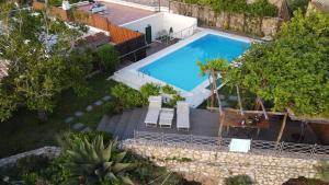 widok na basen w domu w obiekcie Villa Bikini on Sorrento Coast w mieście Vico Equense