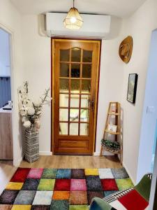 Habitación con puerta y alfombra colorida en TI CAZ PYRENEES (Chambre d'Hôtes), en Mirepeix