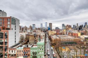 - une vue sur une ville avec des bâtiments dans l'établissement 1BR in Hip E Village w Doorman Gym NYC-150, à New York