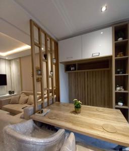 Modern apartment kantaoui sousse في Dar el Saïd: غرفة معيشة مع طاولة وأريكة