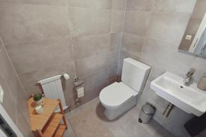 克莱恩 蒙塔纳Appartement central et confortable的一间带马桶和洗手池的小浴室 更多25张照片