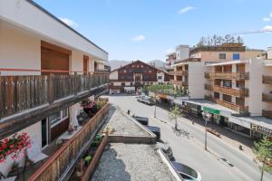 克莱恩 蒙塔纳Appartement central et confortable的从建筑物阳台上看到的街道景色