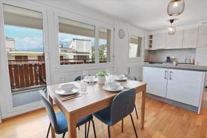 克莱恩 蒙塔纳Appartement central et confortable的厨房兼餐厅，配有桌椅