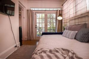um quarto com uma cama grande e uma janela em Modern Midtown Getaway - Luxury Chic Unit em Atlanta